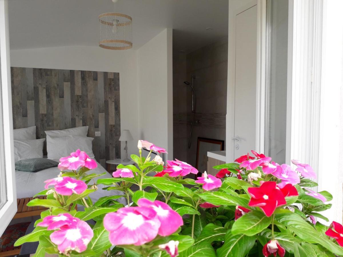 Escale En Baie. Bed & Breakfast Pontaubault Екстериор снимка
